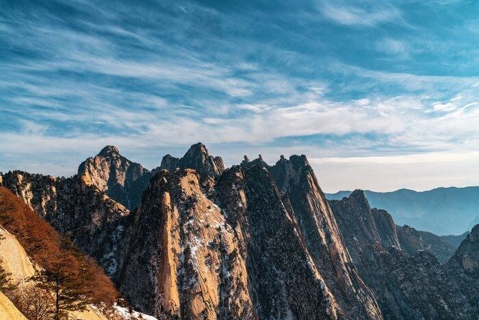 西安-华山丨登顶华山，俯瞰绝美山脉，体验大自然的震撼与宁静