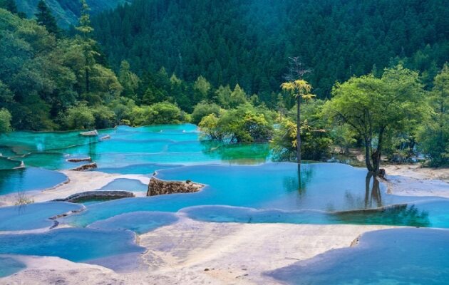 四川-黄龙丨彩池与雪山交织，领略大自然的奇妙色彩