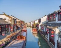 如何避免在杭州的旅游高峰期拥堵？
