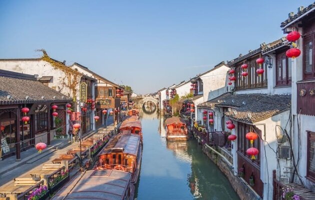 如何避免在杭州的旅游高峰期拥堵？