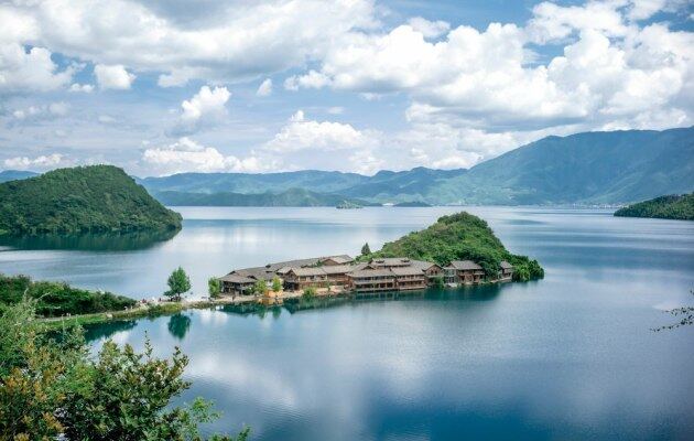 西南地区旅游攻略：感受高原与湖泊的完美融合，体验多彩的民族文化