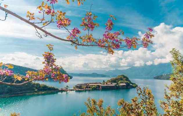 云南-泸沽湖丨与湖水相拥，体验泸沽湖的自然美景与独特风情