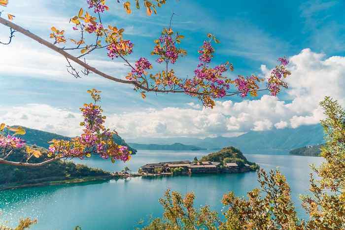 云南-泸沽湖丨与湖水相拥，体验泸沽湖的自然美景与独特风情