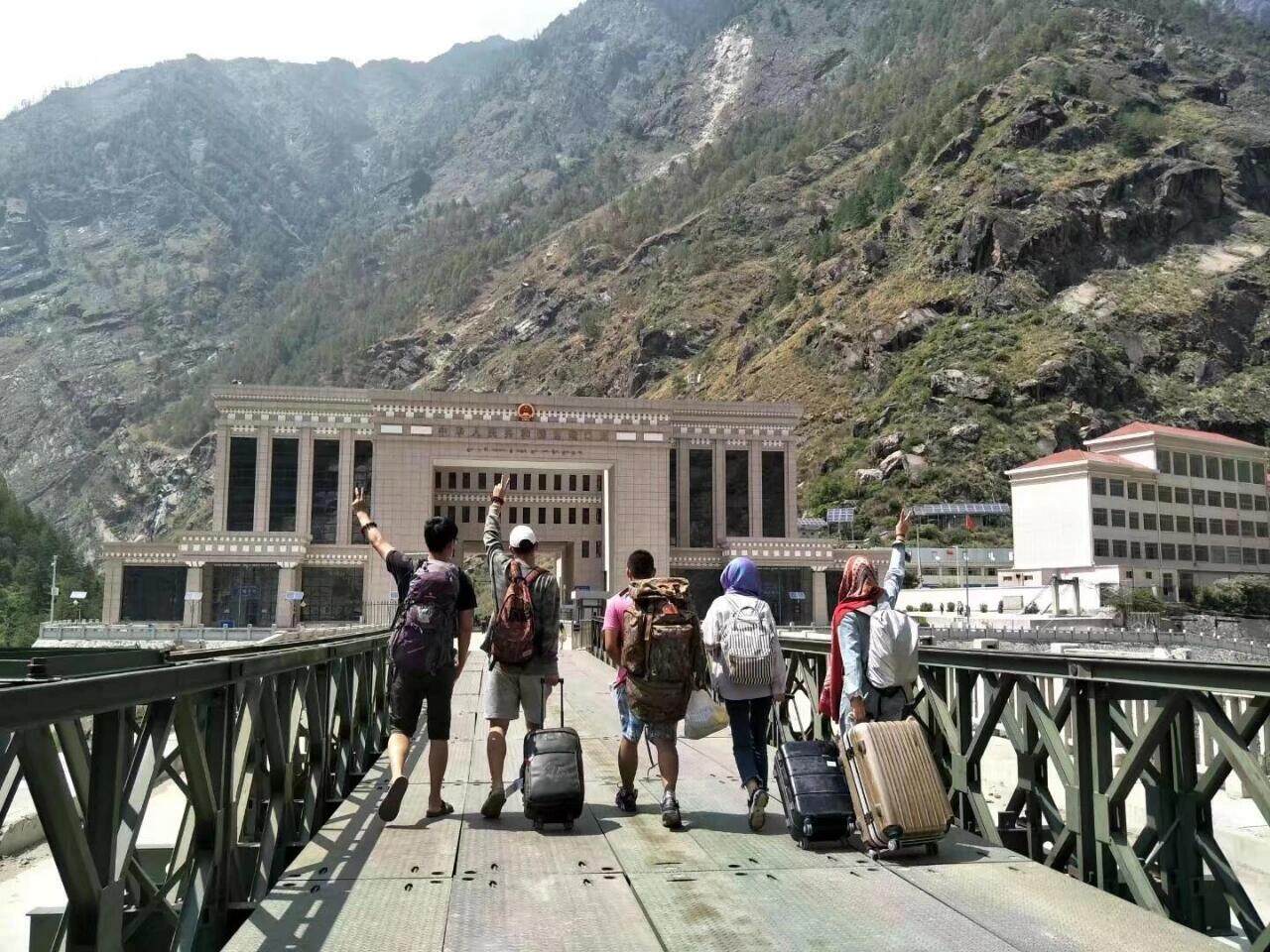 行走在吉隆口岸的旅行者