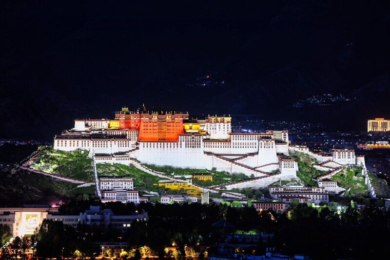 布达拉宫夜景