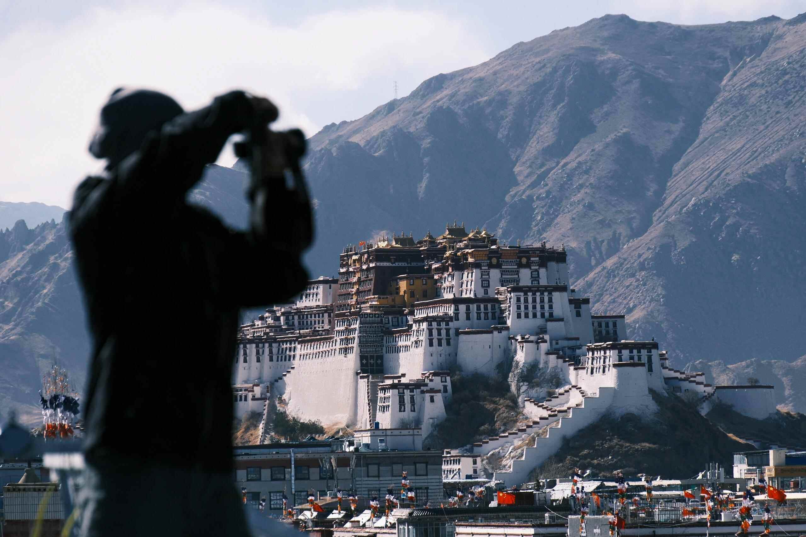 在拉萨咖啡店休息的游客