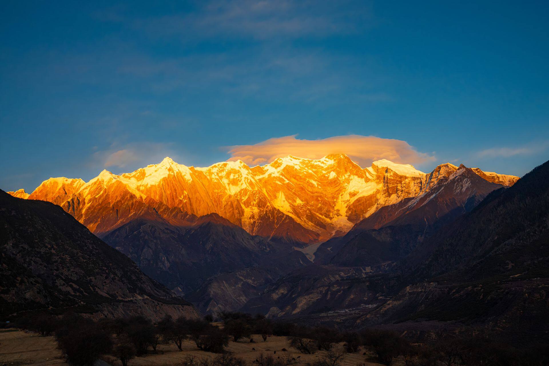 南迦巴瓦峰日照金山