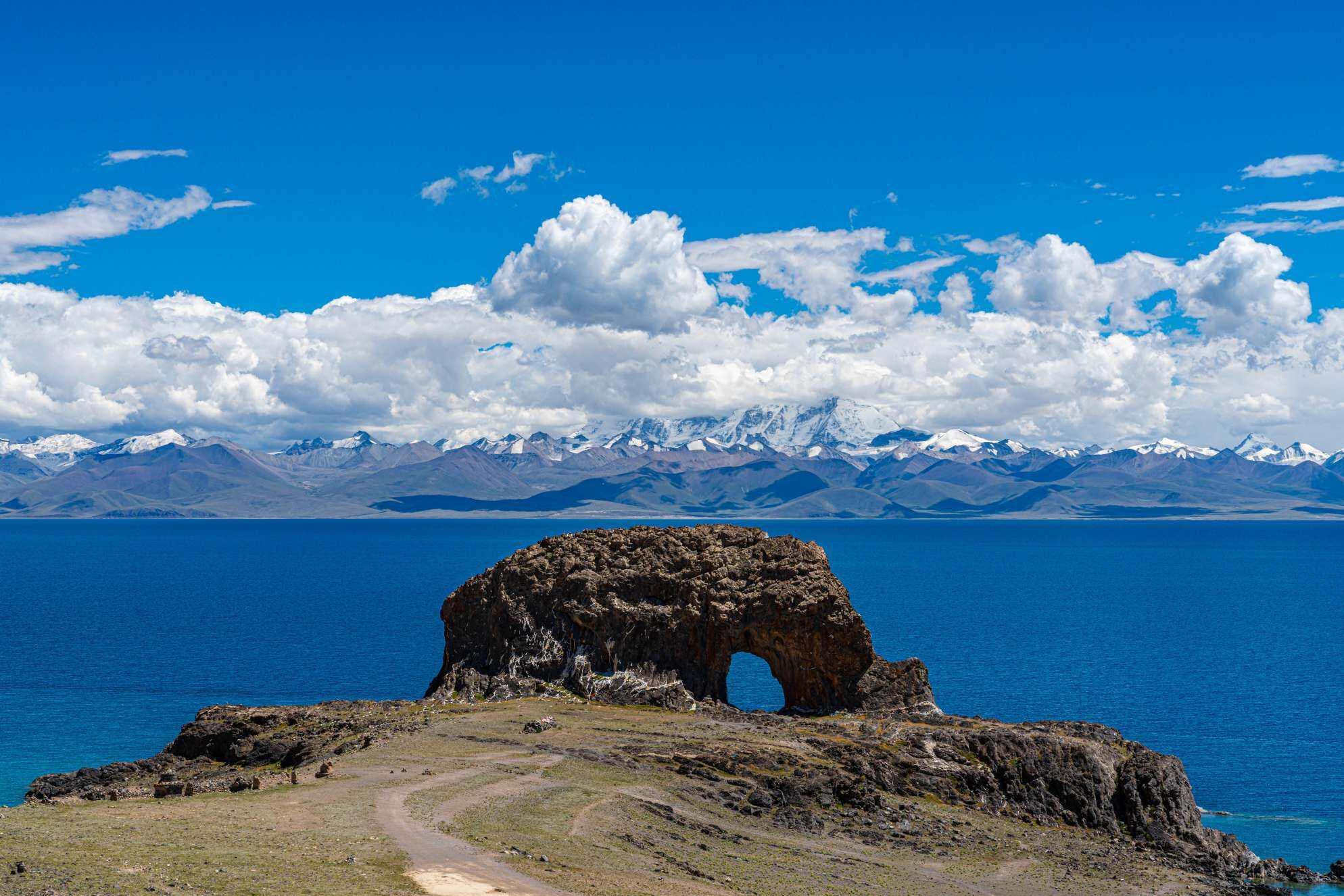 西藏-那曲纳木措北岸圣象天门