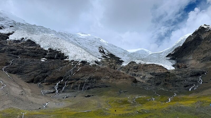 春季卡若拉冰川